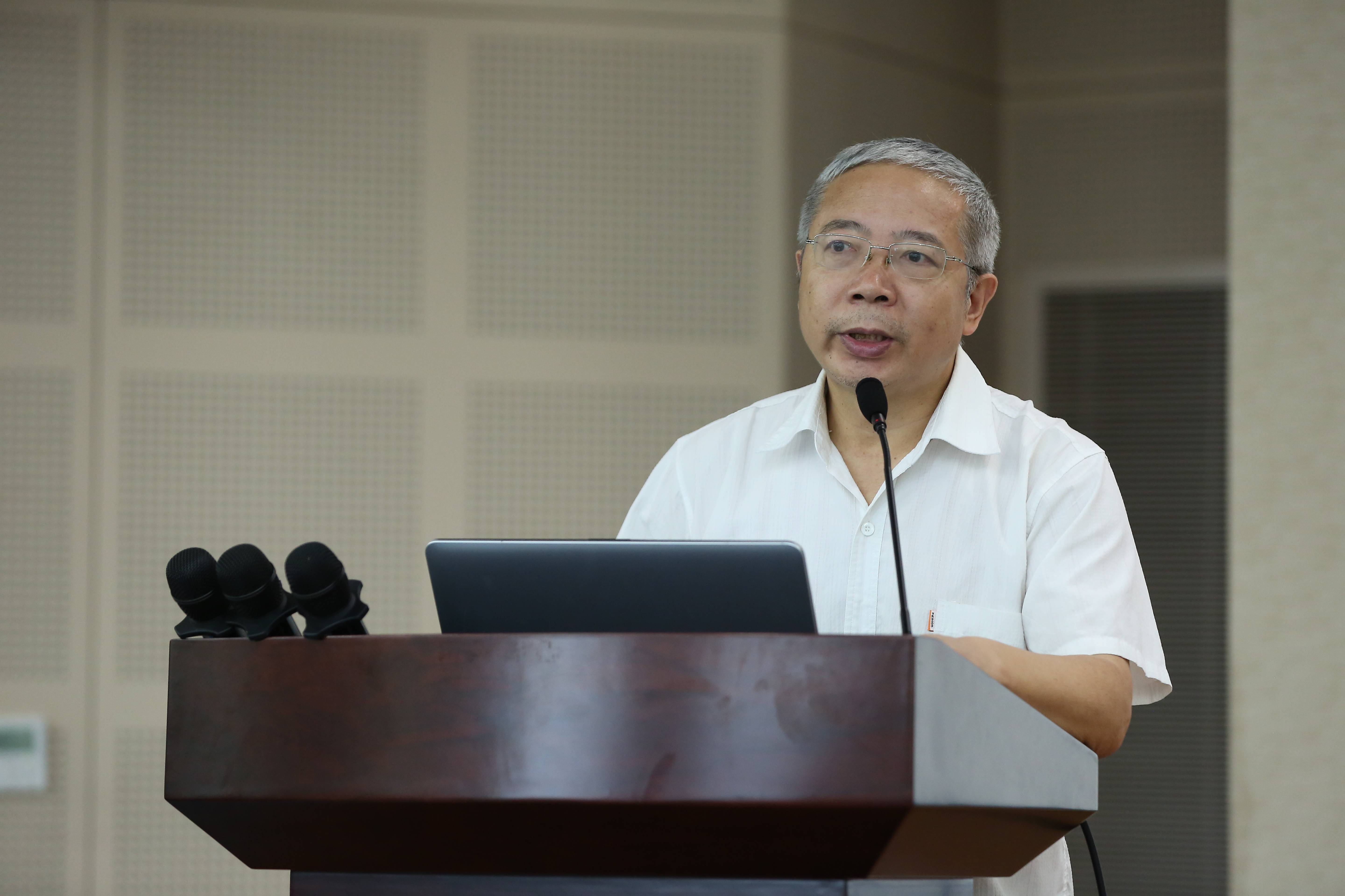 潘志庚教授代表学会感谢各位老师,学生和企业的同行冒着酷暑参加此次