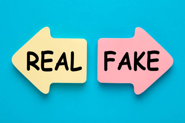 带有文字“Real”和“Fake”的两个箭头