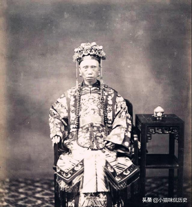 官服是那些_老照片:那些身穿官服的"诰命夫人",最后一图是李鸿章老婆