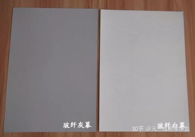 由玻璃线编织成的玻纤底布支撑,表层涂有特殊投影效果的pvc材料,自身