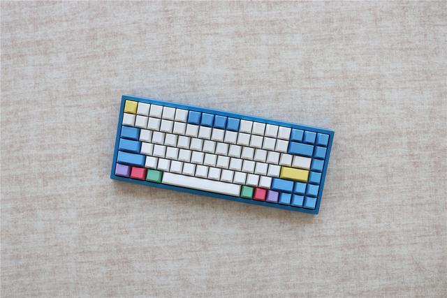 键盘包装盒内包括:键盘*1,键盘连接线*1,键盘防尘罩*1,钢丝拔键器*1