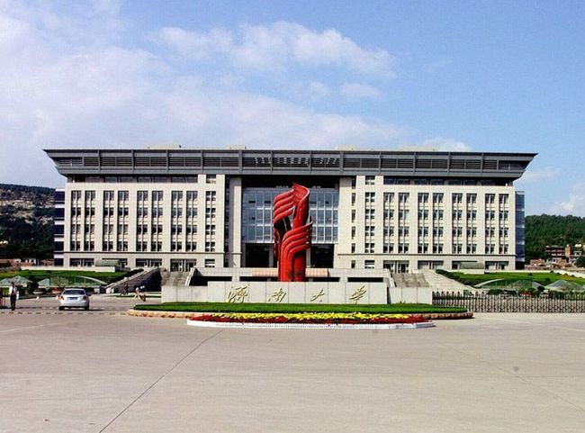 2000年,山东建筑材料工业学院和济南联合大学合并组建济南大学;2001年