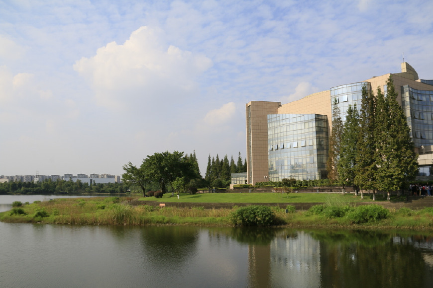 明远湖畔四川大学江安校区为川大的本科教育基地,主要为四川大学大一