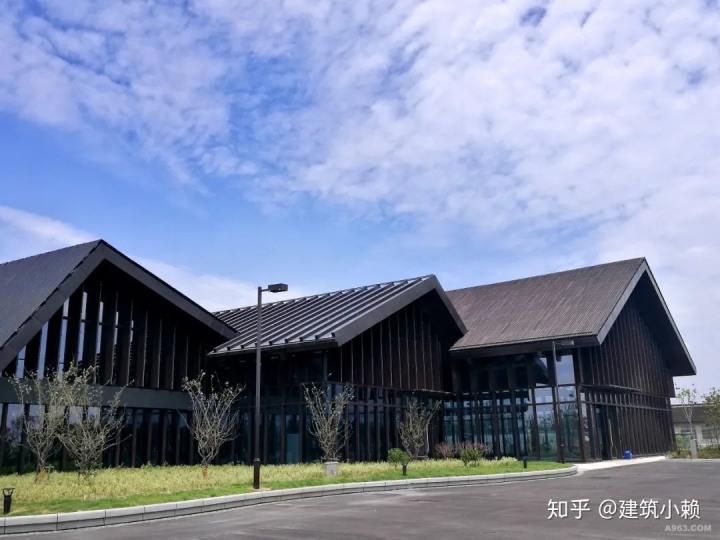 材质上两边的屋顶材质相同,中间的屋顶材质相区别,增加了第五立面的