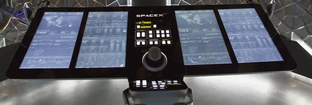 去年发射的 spacex 龙飞船 (crew dragon) 所使用的触摸屏控制台可谓