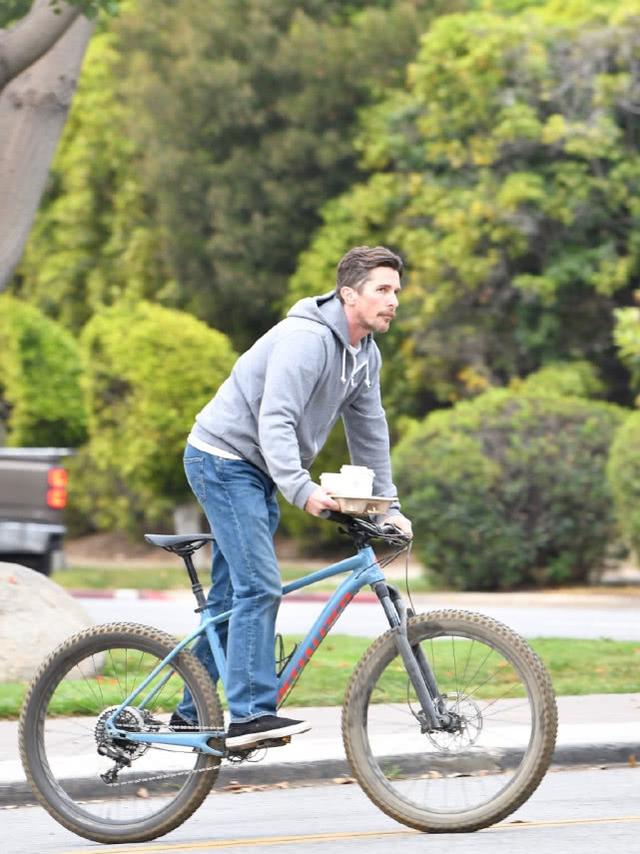 克里斯蒂安贝尔克里斯蒂安贝尔近照蝙蝠侠骑单车买咖啡