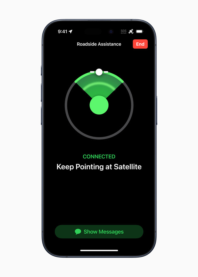 iPhone 15 Pro 上显示的道路救援中的卫星连接。