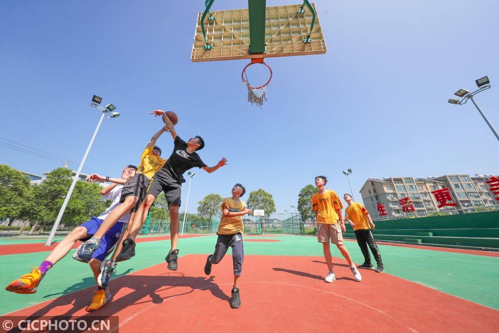 打篮球时的图片（NBA十大经典画面） 打篮球时的图片（NBA十大经典画面）《篮球打球照片》 篮球资讯