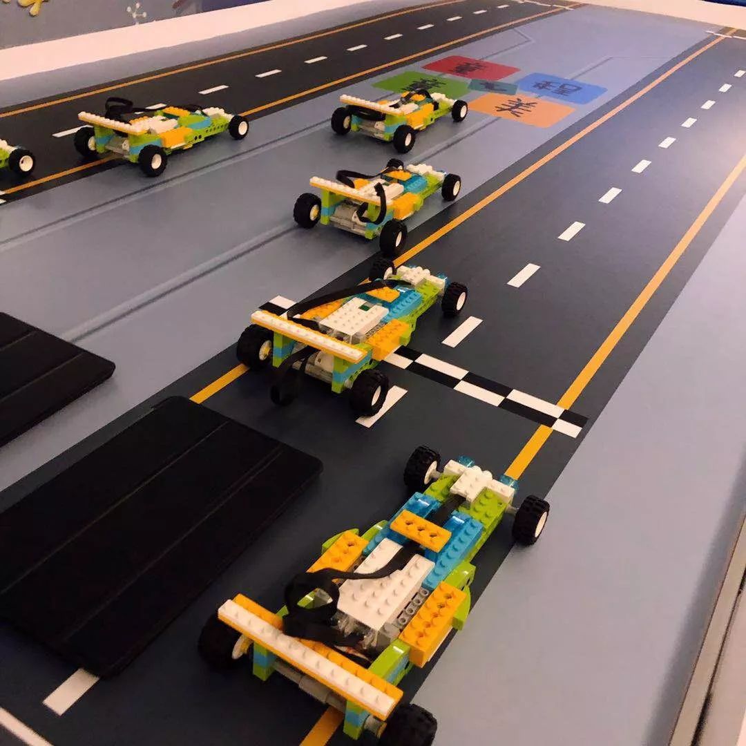 wedo机器人编程挑战赛*图片来源:往期活动特斯拉倒车入库,模拟其倒车