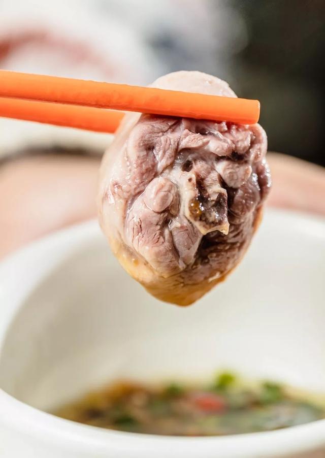 刚出锅的鸡肉皮爽肉滑,没有多余的脂肪,蘸上地道的辣椒圈豉油 姜蓉一