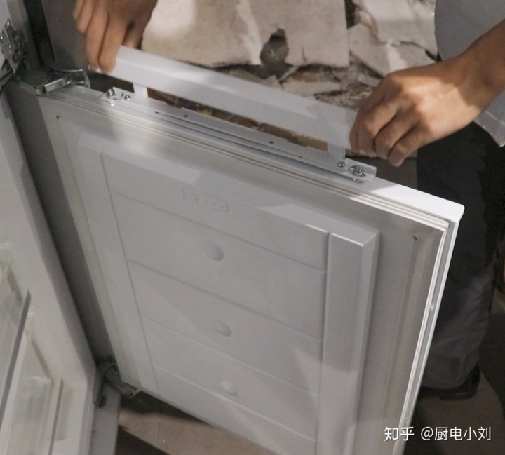 因为冷冻室的温度达到零下18度以下,此时,底部就应该达到零下20度左右