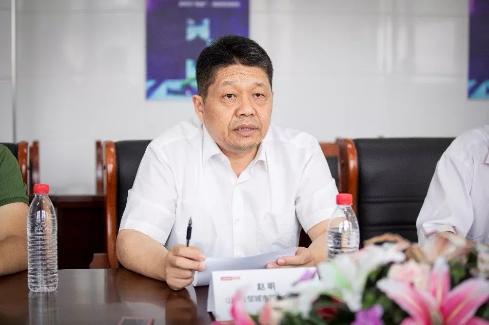 邹城六中党总支书记,校长赵明先生介绍学校发展现状以英语听说考试为