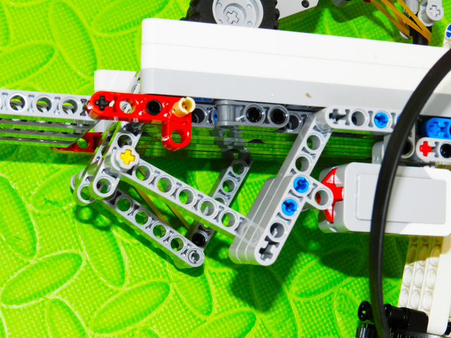 是无法让牌每次发一张的,于是,我们在下面设计了一个连杆结构