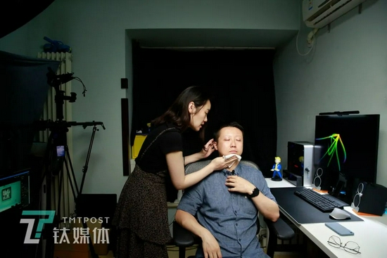 6月8日，北京市海淀区一摄影棚，在视频录制前，团队成员悠悠为师烨东简单上妆。