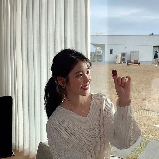 特别低ros发型今年韩剧女主扎推梳的发型原来是低马尾