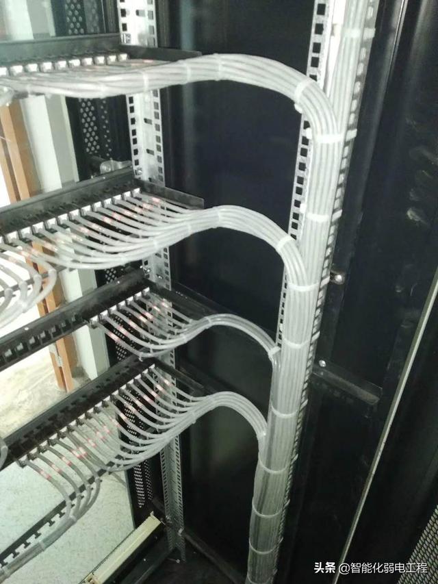 弱电机柜配线架布线图图片