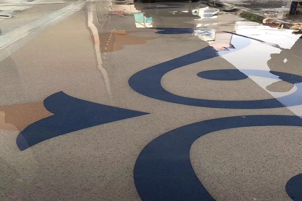 所有水磨石面层的管道位置分格条制作成半圆形,与整体成层的分格条