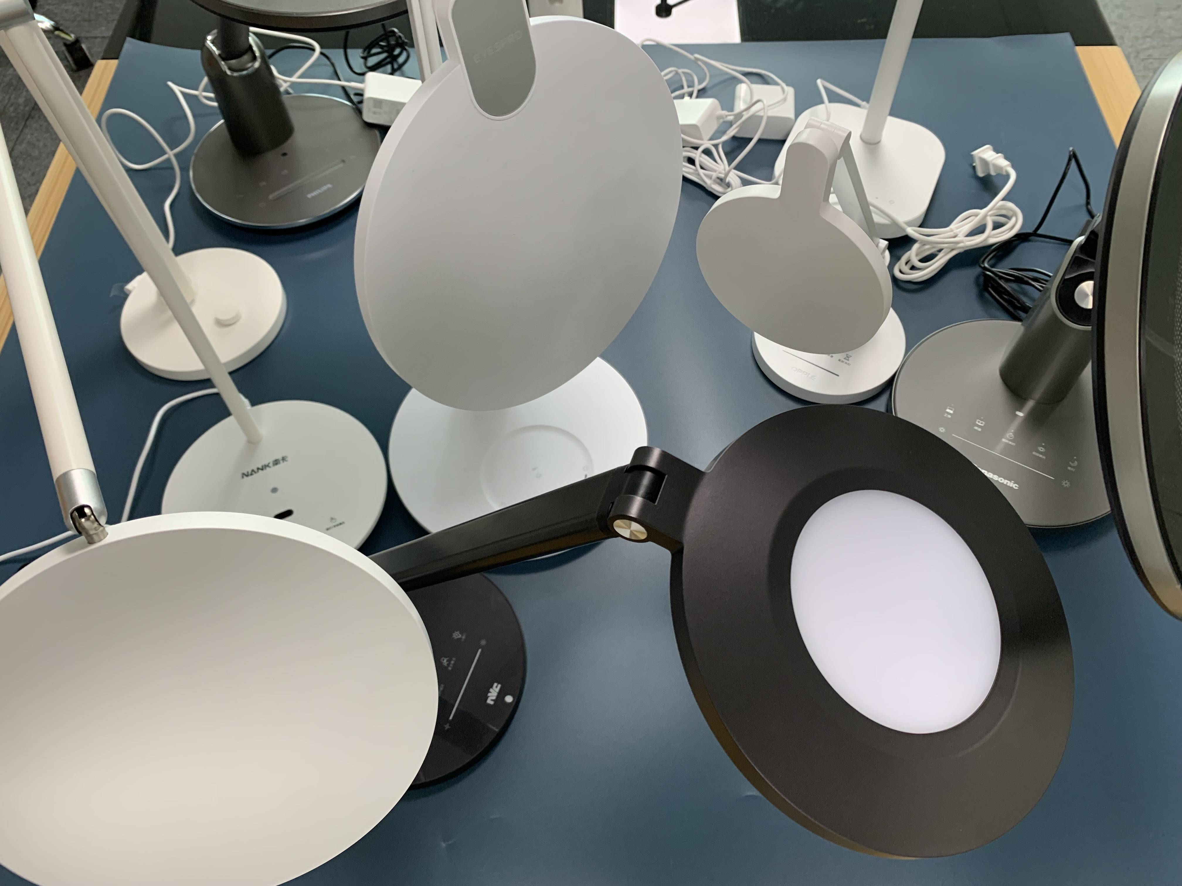 很多不专业,不合格的产品也掺杂在其中,这类台灯通常会采用廉价led