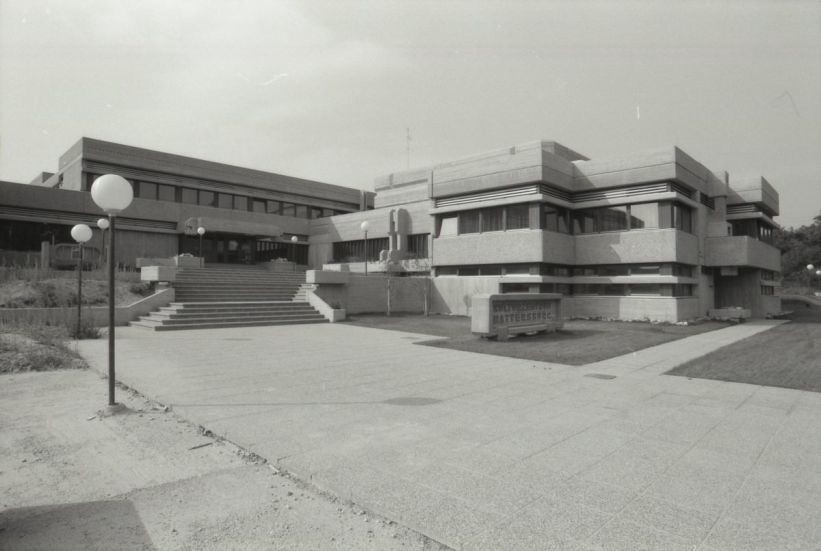 Concrete building with many overlapping planes.