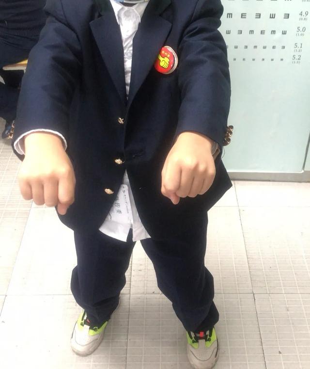 同学们都知道蹲马步就是犯了大错误老师才会用的.