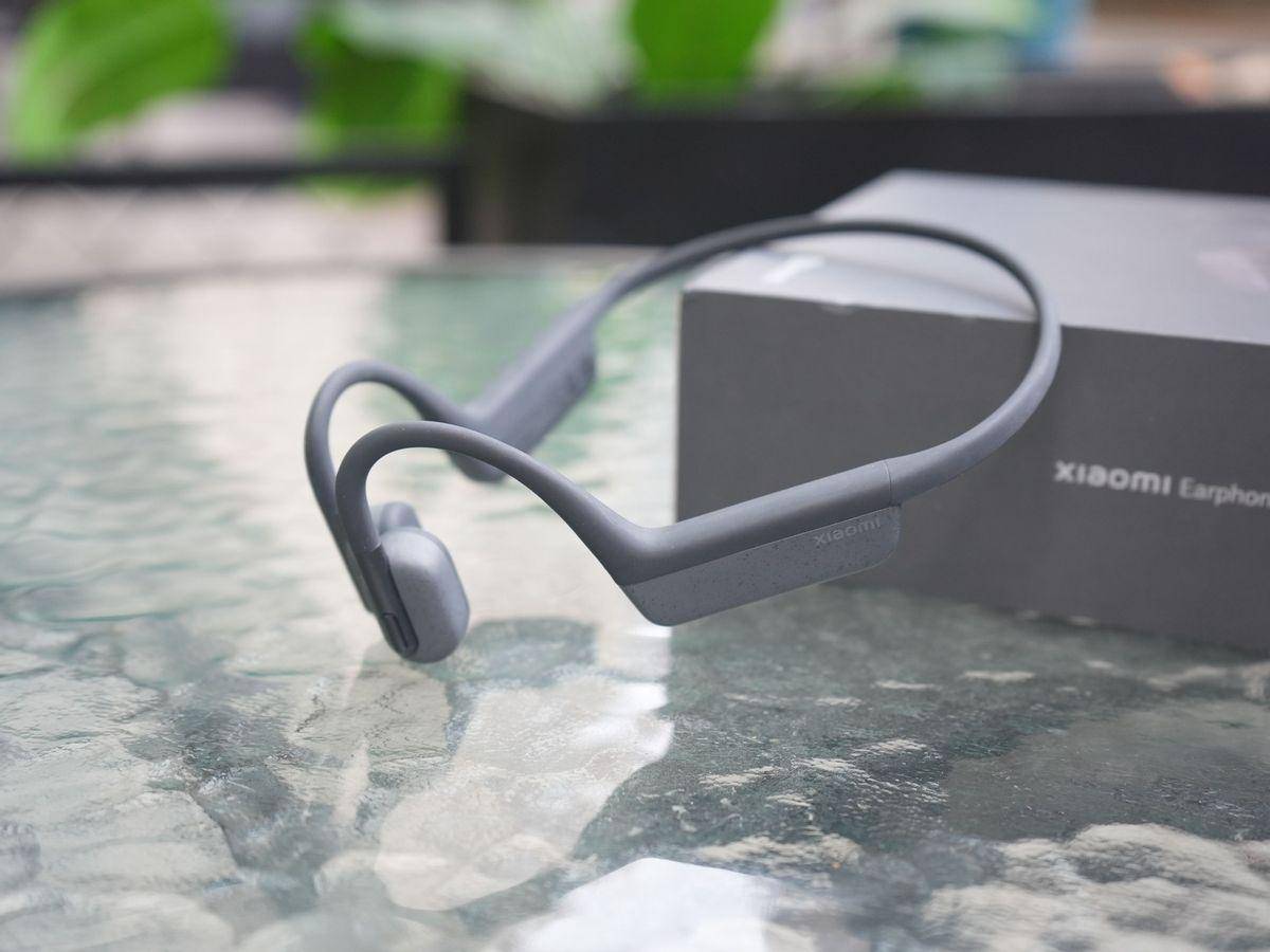 g,搭配上记忆钛合金的骨架设计,佩戴的过程中起到不错的牢固性,小米