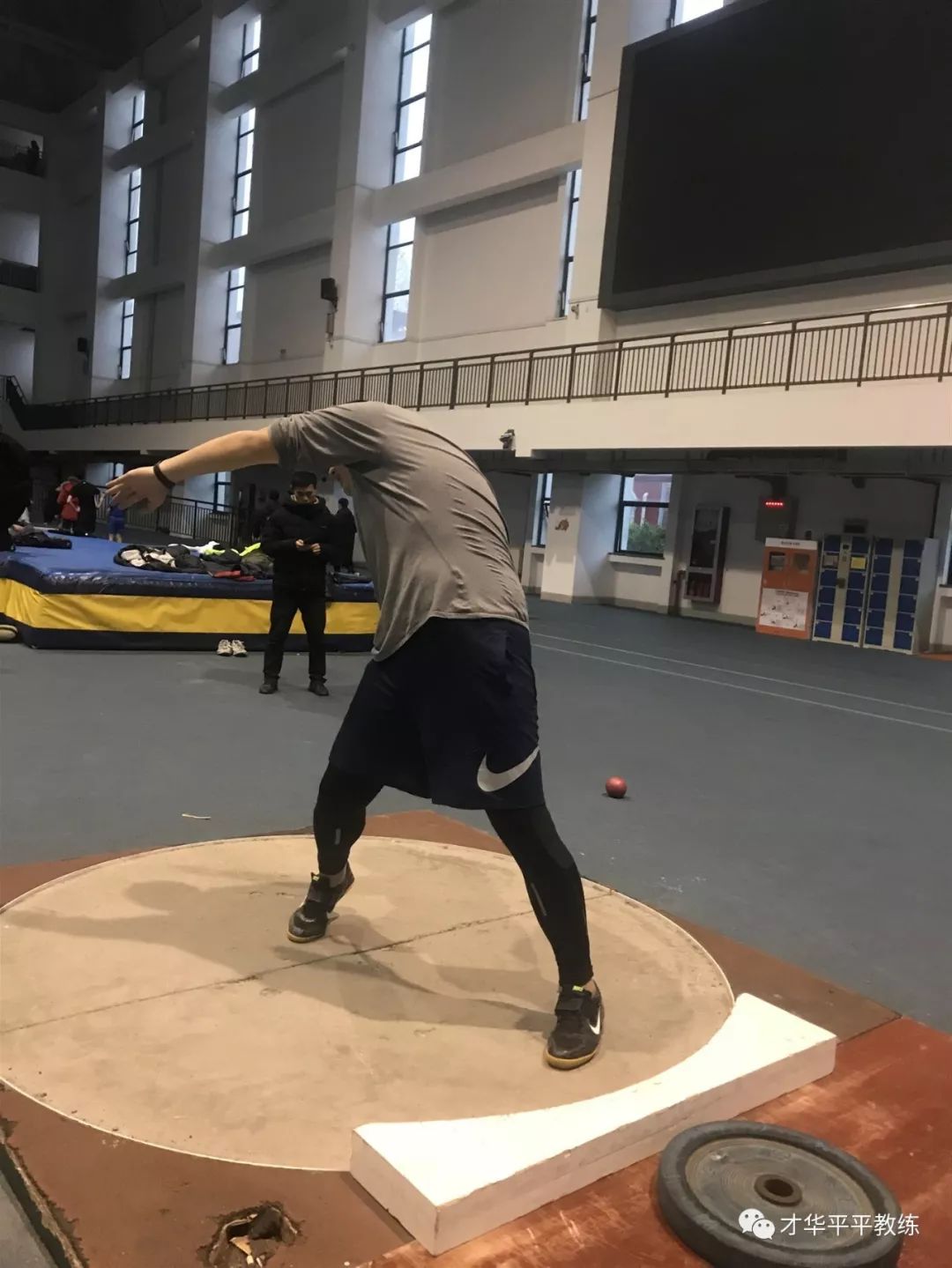 让图片距离左侧20px_原地背向推铅球的左侧支撑技术