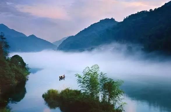 本意就是夕阳斜照在树上,山谷中的云和雨翻腾着好似人间仙境