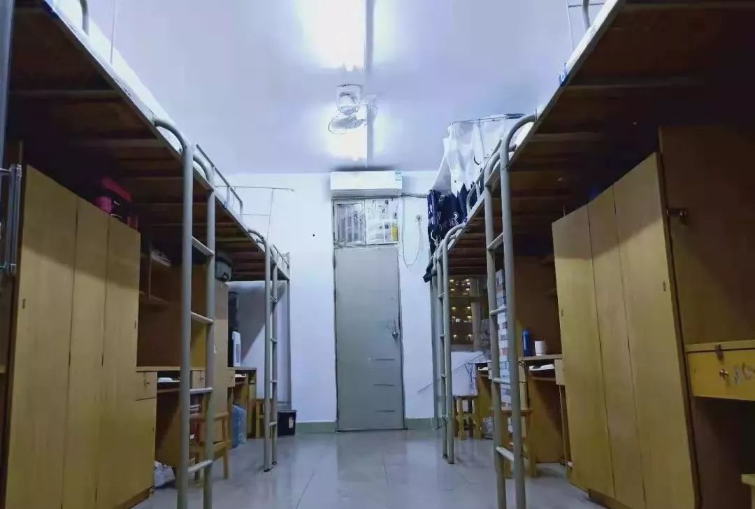 广州体育学院男女生宿舍不一样,有四人间,六人间等,独立洗手间,寝室