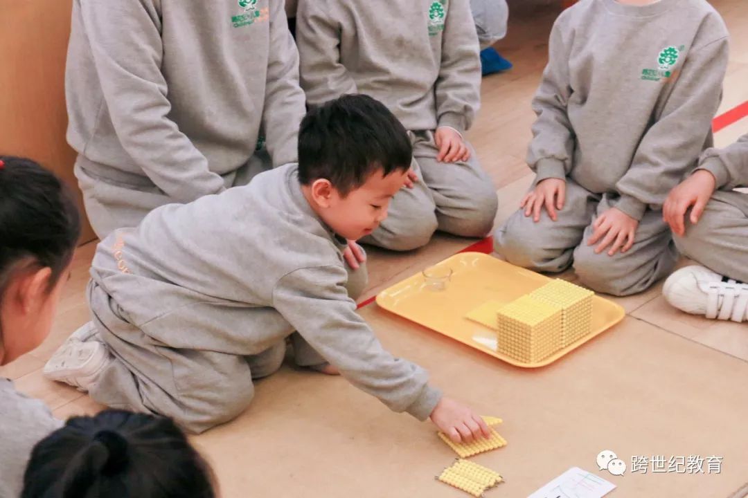 蒙氏数学领域的课程开展也是根据幼儿的个性特点及各个年龄段的敏感期