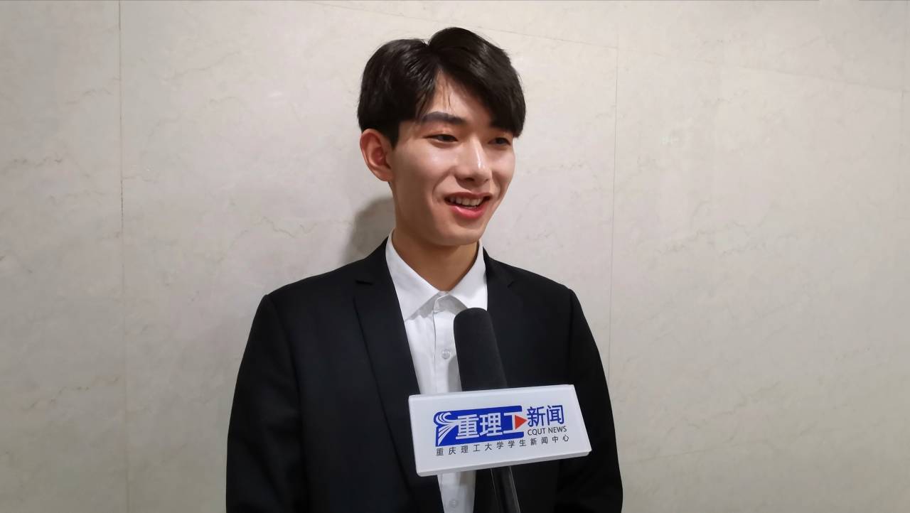 活动表演者周培基:我们在演出前期每周会进行四五次的排练,加强唱歌与