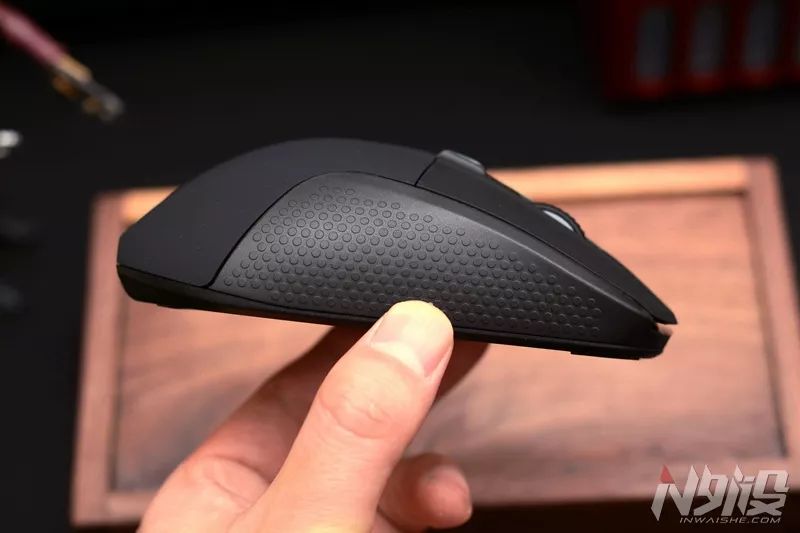 鼠标固定在屏幕中间集众黑科技于一身赛睿rival710鼠标上手体验