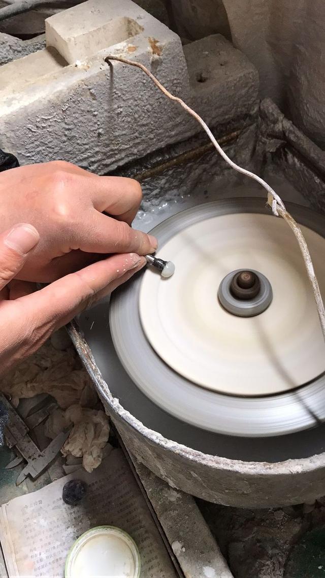 做年历怎样成航行4小时磨出的一颗猫眼效应海蓝宝石有怎样奇妙的视觉