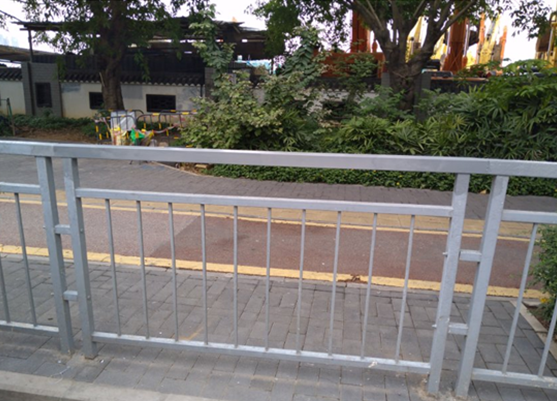 下护栏护栏107国道北行有图才有真相话不多说修复路面6230多平方米