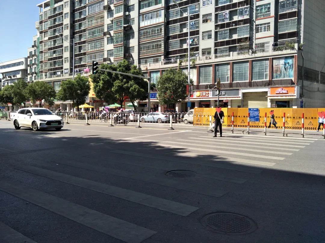 ios 设置按钮不可见_于都这8个路口设置了"按钮式红绿灯",你按还是不