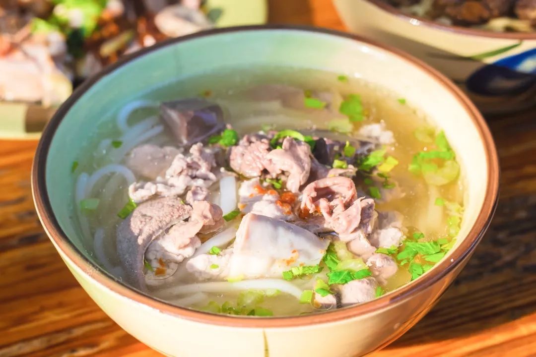 (运用了夸大手法哈哈)当你为吃什么困惑时,粿条汤就是你的首选之一.