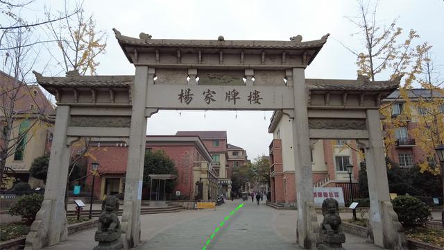 我是坐193路公交车,从武林广场到这个杨家牌楼公交站的.