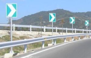 交通标志牌 线性诱导标志牌 弯道线性诱导标志牌 急弯箭头指示牌-阿里巴巴