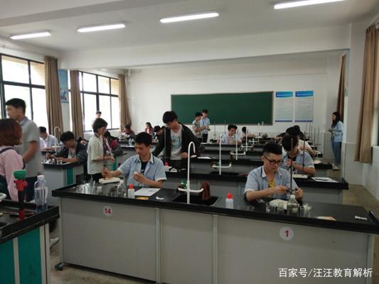 在中学化学课堂上应用计算机,有利于提高教学效率和教学效果,老师将