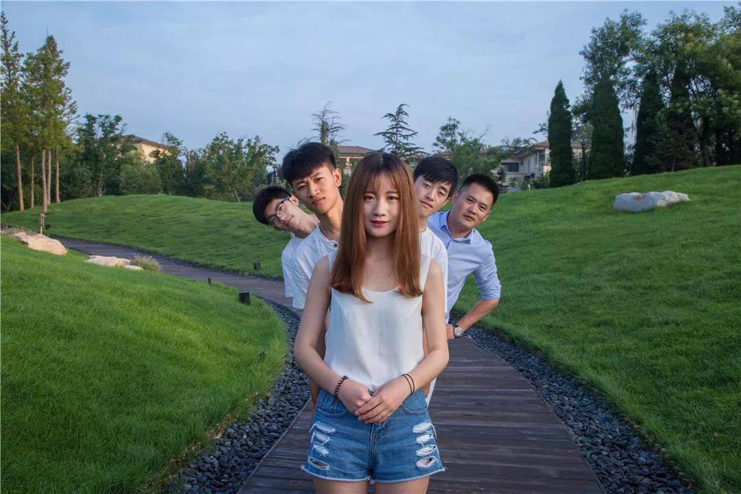 "千手观音"的形象深入人心,蚂蚁借用这个创意拍了一组合影,效果如下