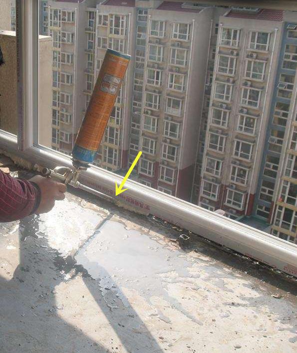 rust腐蚀木制窗户怎么修窗户填缝师傅坚持用发泡胶听完解释难怪我家