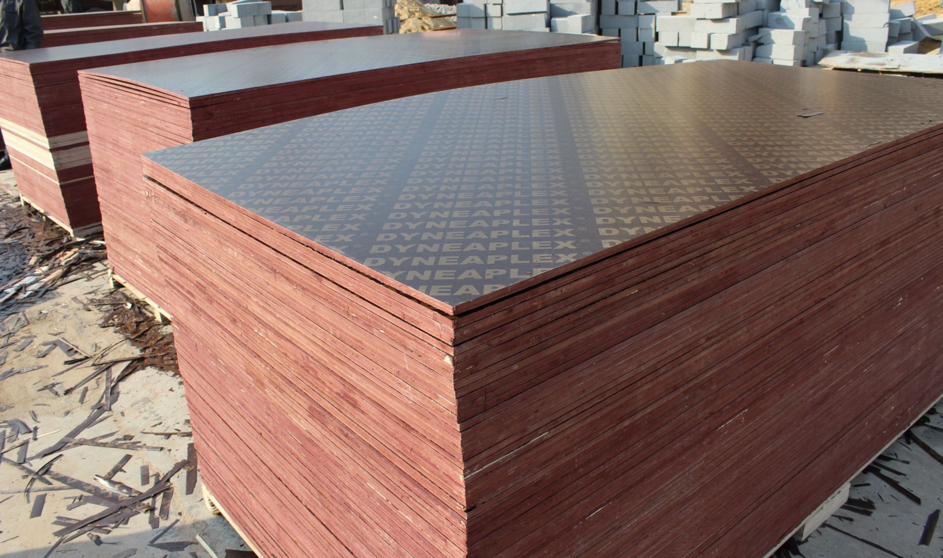 建筑覆膜板和传统木板有什么不同？
