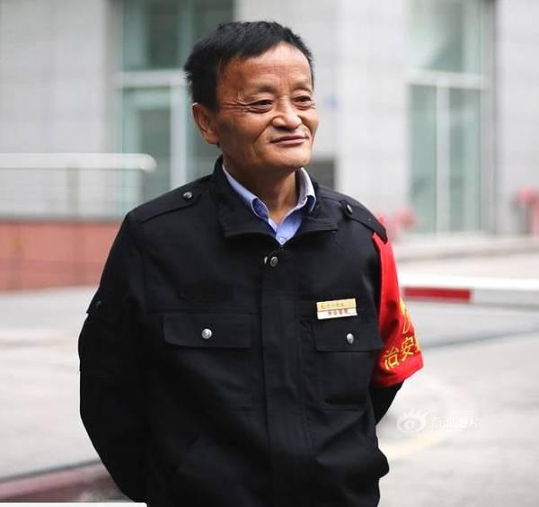 保安大叔退休前,当了一辈子的小学教师,几十年来,一直在三尺讲台上