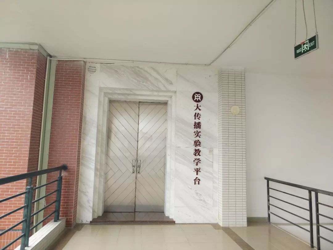 广财华商学院计算机房,广东财经大学华商学院现超豪华教室,科技感十足