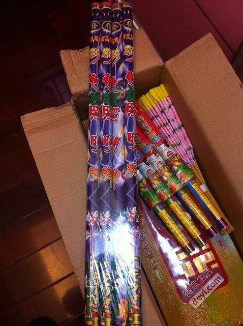 从腊月已经买上,像宝贝一样珍藏着天天看一看摆一摆,大地红,钻天猴