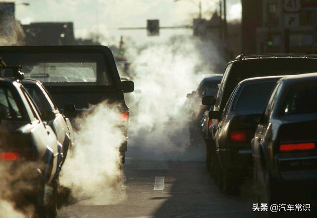 尾氣冒黑煙是什麼問題汽車排氣管冒藍煙白煙黑煙是怎麼一回事要不要去