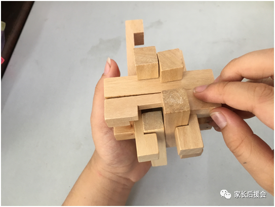 孔明锁三通步骤_孔明锁拼装教程之  笼中取宝
