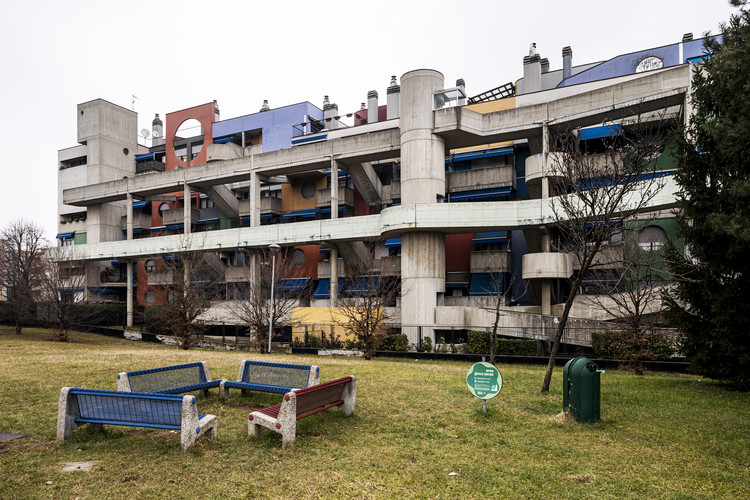 Edificio Residencial en Paderno Dugnano (1990, Milán, Italia). Image © Stefano Perego