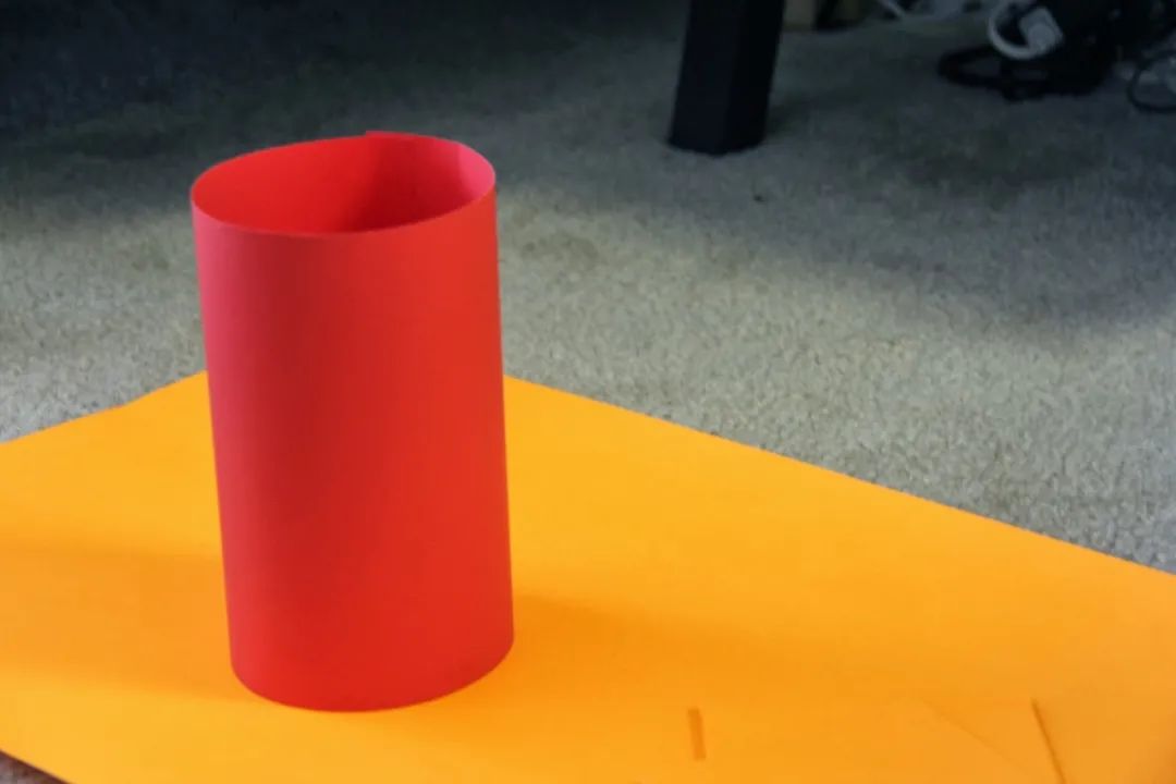 这款灯笼得做大一点才有气势折纸灯笼所需材料:各色硬卡纸,彩色折纸