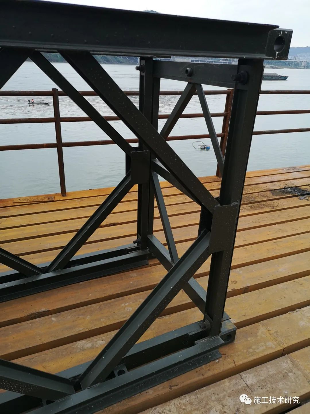 笔者认为在工程应用中,贝雷片组成的贝雷梁,受力性能是不同于单片的