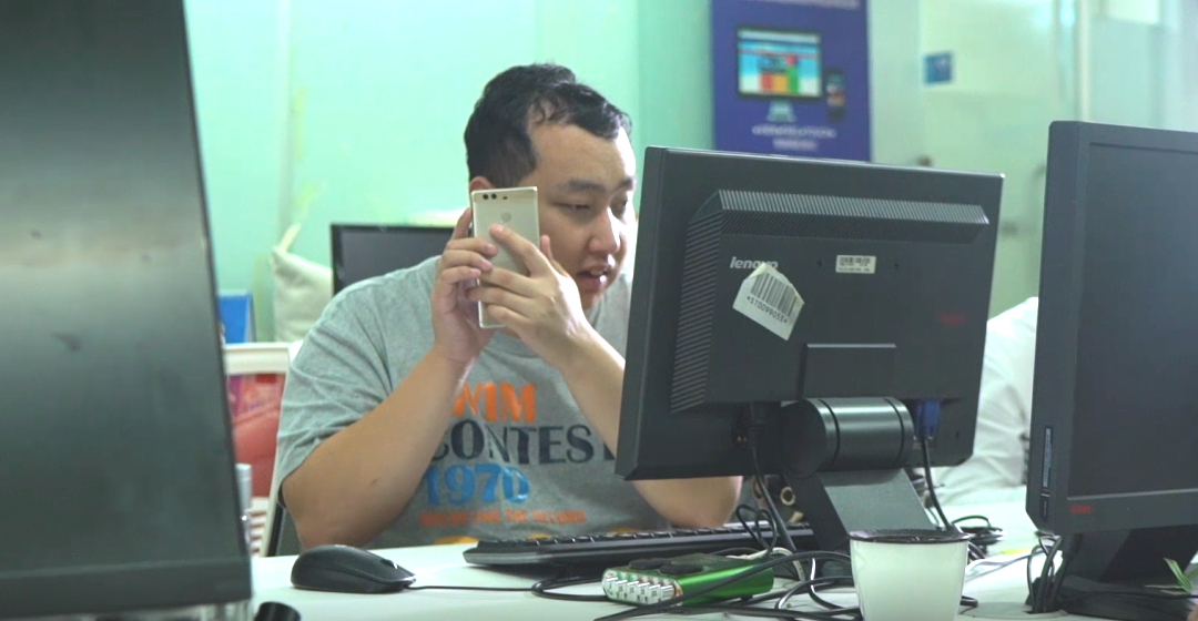 看不见世界的程序员开发了一款吃鸡